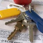Le secrétaire d'Etat à la Consommation, Hervé Novelli, a dénoncé lundi certains contrats de location de logements meublés pour les étudiants.