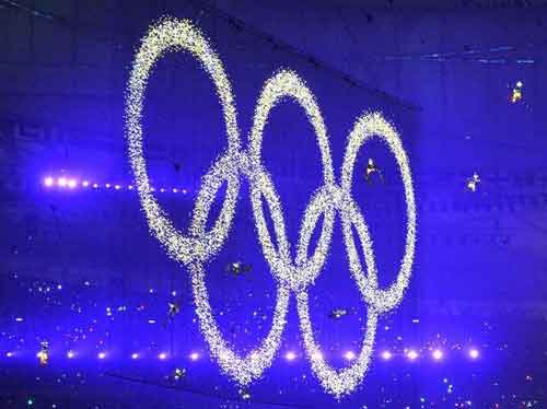 anneaux OLympiques Les anneaux olympiques matérialisés dans le stade de Pékin lors de la cérémonie d'ouverture des Jeux de 2008, 8 août 2008/L.Oy/SIPA