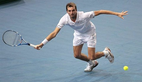 Tennis - Julien Benneteau Le Français Julien Benneteau a réussi l'exploit de battre le N.1 mondial Roger Federer en trois sets 3-6, 7-6 (7/4), 6-4 mercredi pour se qualifier pour les huitièmes de finale du tournoi de Paris-Bercy.