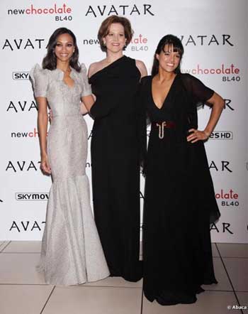 Zoe Saldana, Sigourney Weaver et Zoe Saldana, à l'occasion de l'avant-première mondiale d'Avatar, à l'Odeon de Leicester Square de Londres, le 10 décembre 2009.