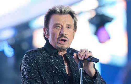 L’état de santé de Johnny hallyday préoccupe son entourage et ses fans. Les soins qu’il a subis en France sont désormais nettement mis en cause.