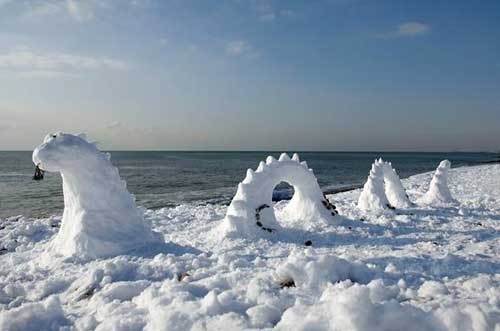À Brighton, dans le sud de l’Angleterre, la neige est tombée en abondance, jusque sur les plages de la Manche. Photo AFP