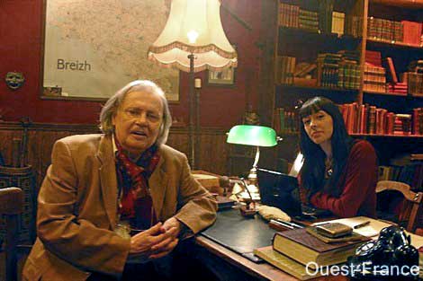 Loeïz (Guy Moign) et Anna (Tyfenn Linéatte) ont une passion commune, l'histoire de la Bretagne.