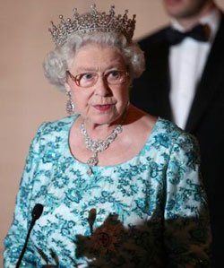 Reine d" Angleterre La reine Elizabeth d'Angleterre, prononce un discours à Trinidad, le 28 novembre 2009/REUTERS