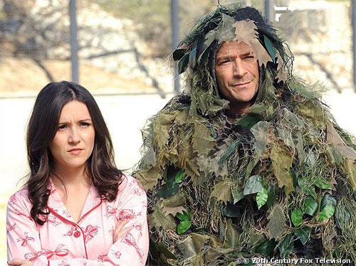 Shannon Woodward en compagnie d'un fantôme plutôt original (Luke Perry) dans Raising Hope