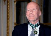 Bruce Willis reçoit les insignes de commandeur de l'ordre des Arts et des Lettres des mains d'Aurélie Filippetti, ministre de la Culture et de la Communication, à Paris, le 11 février 2013. 